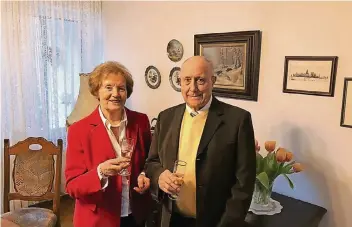 ?? RP-FOTO: ADRIAN TERHORST ?? Margret und Hans Schmitz heirateten am 25. Januar 1958 in der Gnadenkape­lle in Niederdonk. 60 Jahre Ehe sind ein Grund zum Anstoßen.