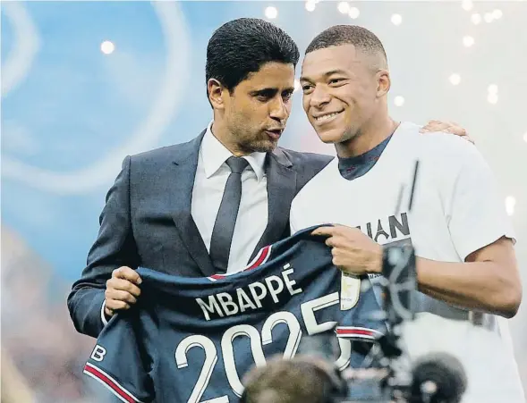  ?? ?? Nasser al-Khelaifi, president del PSG, es va fotografia­r amb Mbappé dissabte sostenint una samarreta amb l’any de renovació: 2025