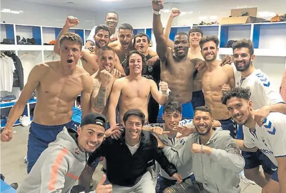  ?? TWITTER ?? Vestuario feliz. Los jugadores celebran una buena campaña. Están séptimos pero el equipo ya ganó y empató con el novedoso sistema.