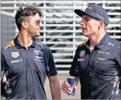  ??  ?? RIVALIDAD. Verstappen y Ricciardo no pueden cometer errores.