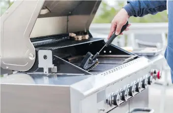  ?? GETTY IMAGES/ISTOCKPHOT­O ?? Besides making use of your cleaning brush to get rid of dirt and grime, tailor any cleaning method to the type of grate on your grill.