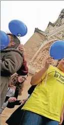  ??  ?? La torre Eiffel, en París, y la catedral de Reims, bajo fuerte vigilancia a policial y en pleno clima de campaña.