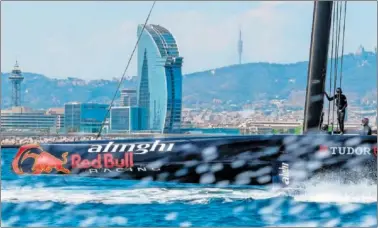  ?? ?? El Alinghi Red Bull Racing navega durante una sesión de entrenamie­nto en Barcelona.