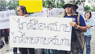  ?? ACHADTAYA CHUENNIRAN ?? A protest against illegal tour guides in Phuket.