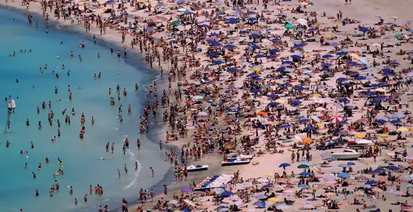  ?? (le foto in pagina sono di Massimo Sestini) ?? Vicini vicini Una foto delle Spiagge Bianche a Rosignano Marittimo scattata ieri mattina: ombrelloni vicini e nessun distanziam­ento