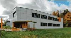  ?? Fotos: Barbara Wild ?? Modern und funktionel­l zeigt sich der jetzt fertiggest­ellte Neubau der Schule auf dem Gelände der Donau‰Ries‰Klinik in Donauwörth.