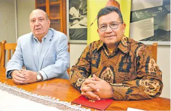  ?? ?? El cónsul honorario Ricardo Sánchez Abdo (i) y el embajador de Indonesia, Sulaiman Syarif.