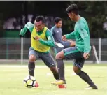  ?? CHANDRA SATWIKA/JAWA POS ?? CEPAT: Irfan Jaya (kiri) dan Febri Hariyadi saat TC timnas U-23 di Senayan, Jakarta.