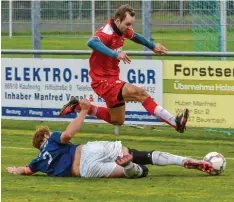  ?? Foto: Thorsten Jordan ?? Mit 3:1 setzten sich die Hurlacher Fußballer (blaue Trikots) bei der Kauferinge­r Reserve durch.