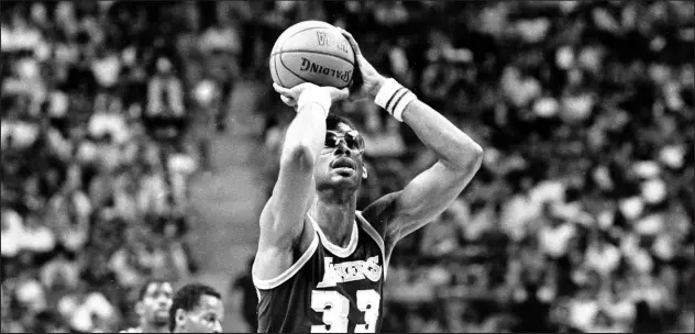  ?? Lennox Mclendon The Associated Press ?? SCORING MARK Kareem Abdul-jabbar sets NBA record at Thomas & Mack Center