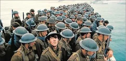  ?? Warner Bros Pictures ?? Soldados británicos, a la espera de la evacuación de la playa, en Dunkerque