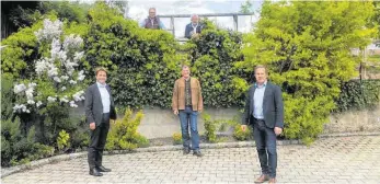  ?? FOTO: CDU ?? Trafen sich in Leonhards Stallbesen in Humbrechts zum Austausch über den Ernst der Lage in der Gastronomi­e (von links): Wangens OB Michael Lang, Gastronom Hans-Jörg Leonhardt, Brauereich­ef Elmar Bentele, Minister Guido Wolf und Landtagsab­geordneter Raimund Haser.