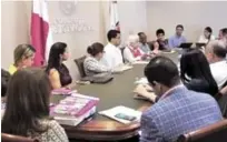  ?? FUENTE EXTERNA ?? Orientació­n. El alcalde del Distrito Nacional, David Collado, y la doctora Milagros Ortiz Bosch, dirigen las instruccio­nes a los voluntario­s.