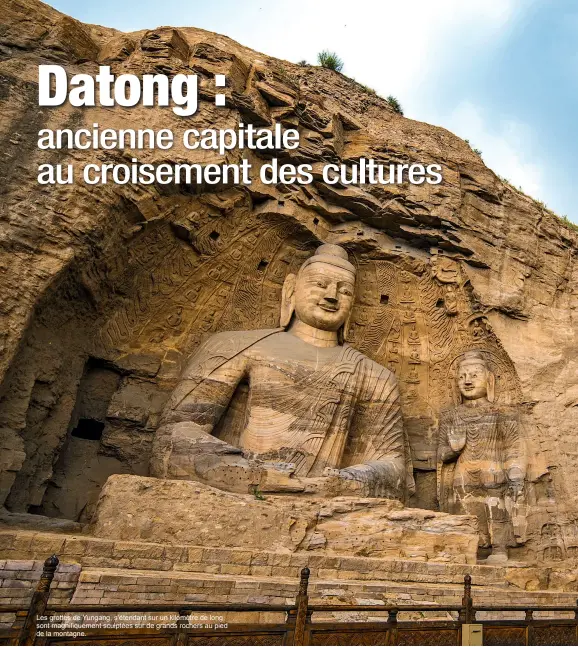  ??  ?? Les grottes de Yungang, s’étendant sur un kilomètre de long, sont magnifique­ment sculptées sur de grands rochers au pied de la montagne.