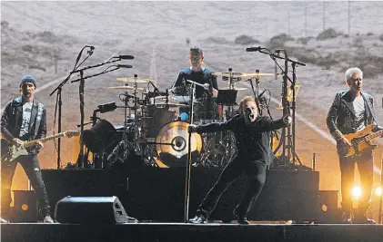  ??  ?? Atto Impacto. Bono comandando a la banda en el marco del "The Joshua Tree 2017 Tour".