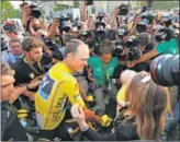  ??  ?? ALEGRÍA. Froome en la celebració­n del Tour.