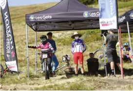  ??  ?? Greg Minnaar (n° 3), un habitué de la station qui connaît donc bien le terrain, en a profité pour s’adjuger la 4e place. Benoit Coulanges, en grande forme cette saison, s’est occupé de prendre la 2e marche du podium.