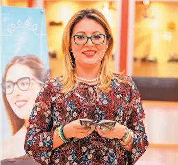  ??  ?? De temporada. Verónica Guzmán, gerente de Ópticas La Curacao, informa sobre la promoción veraniega de la óptica.