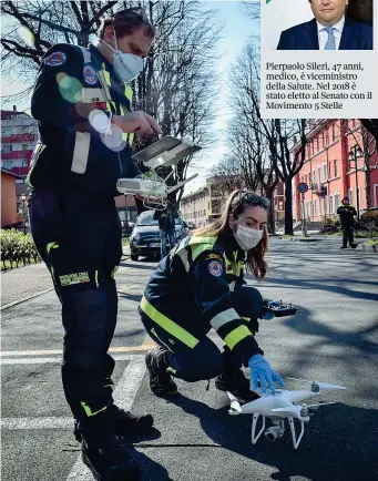  ??  ?? Controlli
Operatori della Protezione civile con un drone per il monitoragg­io delle vie di Opera, vicino a Milano