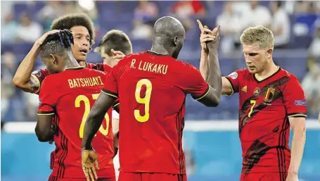  ?? BILD: SN/AP ?? Kevin De Bruyne (r.) und Romelu Lukaku sollen Belgien zum langersehn­ten Triumph führen.