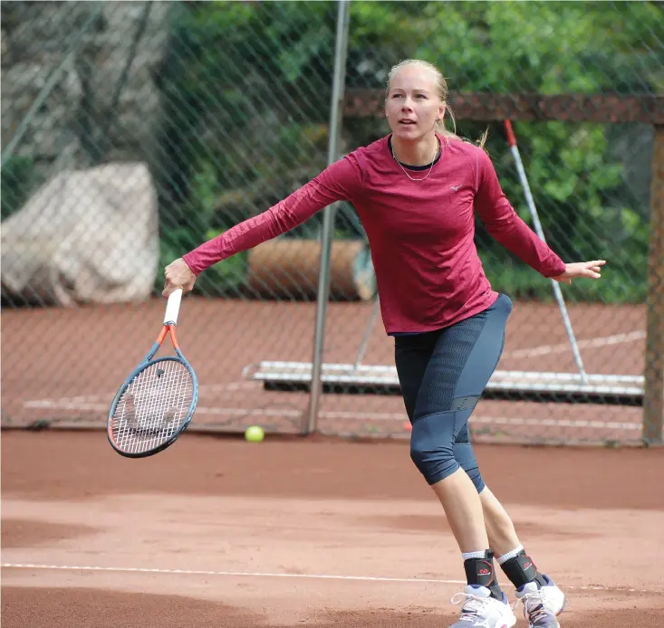  ??  ?? 32-åriga Johanna Larsson, som bara för några månader avslutade sin karriär, var en av många storstjärn­or på plats i Fiskebäcks­kil. Och hon var glad över att få spela mot gamla storspelar­e.