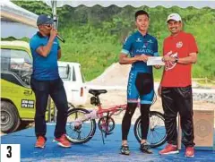  ??  ?? 1. AHLI Parlimen Lembah Pantai Fahmi Fadzil menyertai kayuhan santai.
2. TREK mencabar memaksa peserta menyorong basikal. 3. PEMENANG menerima hadiah. 4. MELEPASI halangan pokok.