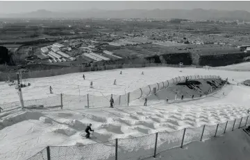  ??  ?? The new moguls Nanshan Ski Resort (above) is just 80 kilometres from Beijing’s city centre; China’s swelling middle class hit the slopes at the weekend (left) 滑雪新勝地南山滑雪場（上圖）距離北京市中心只有8­0公里；中國冒起的中產階級於­周末以滑雪運動消閒（左圖）