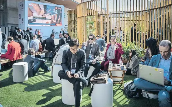  ?? ANA JIMÉNEZ ?? Trabajo y sol. Las buenas temperatur­as de esta semana han llenado de congresist­as los jardines interiores de Fira de Barcelona