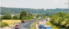  ?? Foto: Gunter Oley (Archivfoto) ?? Die Bundesstra­ße 2 hat nördlich von Biberbach im vergangene­n Jahr Flüsterasp­halt bekommen.