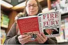  ??  ?? 在芝加哥的芭芭拉書店，民眾捧着新書《烈火與憤怒》搶先一睹為快。（美聯社照片）