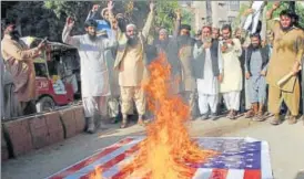  ?? AP FILE ?? ▪ Pakistanis burn a representa­tion of the US flag during a protest rally.