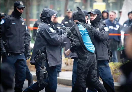  ?? PHOTO D’ARCHIVES, MARTIN CHEVALIER ?? En 2011, une quinzaine de manifestan­ts du mouvement Occupons Montréal, au square Victoria, ont été marqués à l’encre invisible.