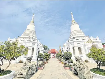  ?? ?? The architectu­re of Wat Phichaya Yatikaram Worawihan combines traditiona­l Chinese and Thai design elements.