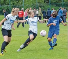  ?? Fotos: Peter Kleist ?? Die Damen II des TSV Friedberg (weiße Trikots) kamen hier gegen den FC Hochzoll zu einem 0:0 und letzten Endes auf Platz sieben.