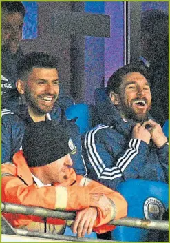  ?? AFP ?? SONRISAS. Agüero y Messi disfrutaro­n el triunfo de la Selección.