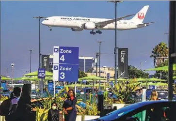  ?? I rfan Khan Los Angeles Times ?? MANY GIG DRIVERS see Propositio­n 22 as a way to keep their current levels of income and autonomy, but others chafe at the f lood of messaging from the companies backing the measure. Above, a pickup lot at LAX.