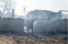  ?? — AFP ?? Villagers run following shelling across the India-Pakistan border in Jhora village about 37km from Jammu on Saturday.