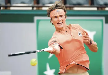  ?? EFE ?? Alexander Zverev devuelve una bola a Damir Dzumhur en su partido de tercera ronda en el torneo de tenis Roland Garros ayer.