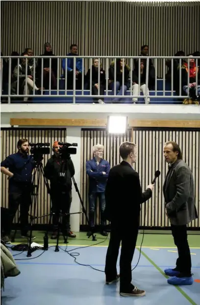  ??  ?? Erlend Falck intervjuer Aps Jan Bøhler under folkemøtet på Holmlia. Resultatet skal brukes i en film som forsøksvis skal knuse noen myter om bydelen.