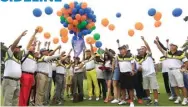  ??  ?? ARYA DHITYA/JAWA POS GUYUB: Anggota Metro Surabaya Golf Club menerbangk­an balon sebelum turnamen dimulai di lapangan golf Graha Famili & Country Club kemarin.