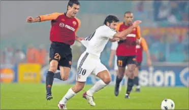  ??  ?? EN 2002. Figo, agarrado por Guardiola, en un Roma-Madrid disputado en 2002.