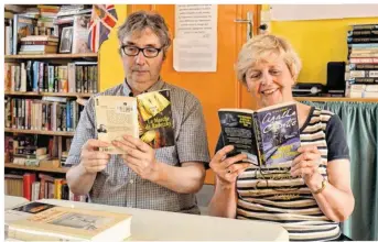  ??  ?? Bertrand Wicquart et June Gillis en pleine lecture