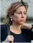  ??  ?? Salute Giulia Grillo, 42 anni, capogruppo M5S alla Camera