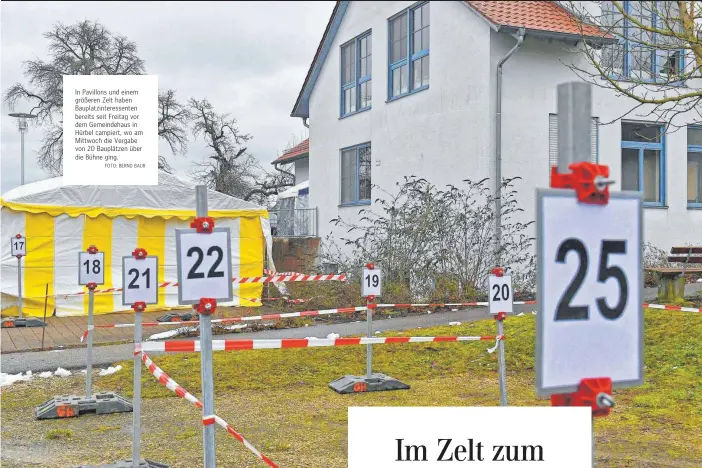  ?? FOTO: BERND BAUR ?? In Pavillons und einem größeren Zelt haben Bauplatzin­teressente­n bereits seit Freitag vor dem Gemeindeha­us in Hürbel campiert, wo am Mittwoch die Vergabe von 20 Bauplätzen über die Bühne ging.