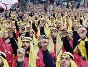  ?? Reuters ?? Potenza politico-militare Un corteo delle milizie di Hezbollah a Beirut; il movimento appoggia l’attuale governo Hariri A destra, ObamaAnsa/