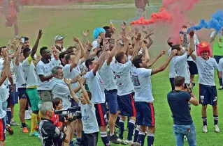  ??  ?? Festa grande
I ragazzi della Virtus di Gigi Fresco festeggian­o la promozione in serie C dopo la vittoria sul Liventina per 2-0