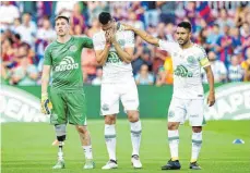  ?? FOTO: DPA ?? Sie überlebten: Torwart Jackson Follmann, Neto und Alan Ruschel (von links) vor dem Freundscha­ftsspiel ihres Vereins Chapecoens­e gegen FC Barcelona.