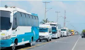  ?? JOSé PUENTE ?? Varios vehículos detenidos por cuenta de un bloqueo en la Troncal del Caribe.