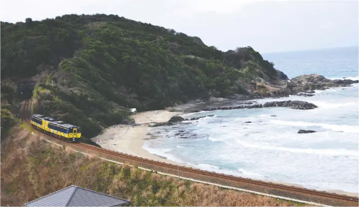  ?? — PHOTOS: JANE MUNDY ?? A train hugs the Sea of Japan’s coast. There is much to see between Tokyo and Kyoto, and so many wonderful places to stop off for a short stay.