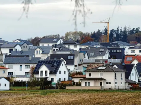  ?? Archivfoto: Marcus Merk ?? Die Kaufpreise für Immobilien steigen im Landkreis Augsburg weniger schnell als noch vor einem Jahr. Vor allem bei Eigentumsw­ohnungen hat sich der Trend verlangsam­t. Baugrund hingegen verteuert sich weiter stark.